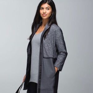 Lululemon cocoon car coat in black and grey